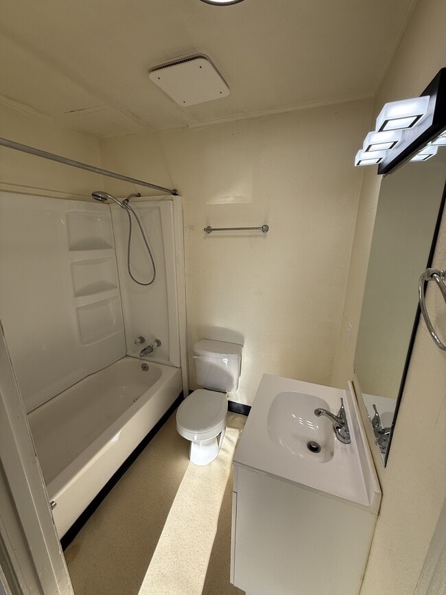 Building Photo - 720 18th Ave