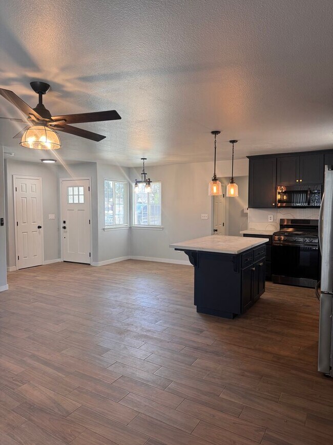Building Photo - Newly Remolded 3 Bedroom, 2 Bath Home