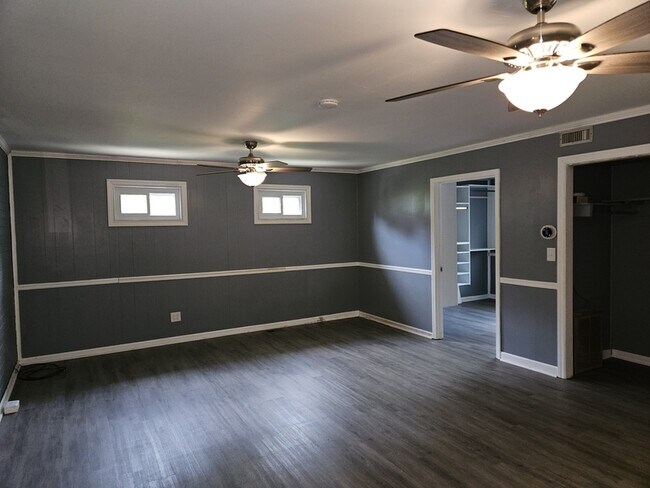 Building Photo - 1737 Ireland Dr