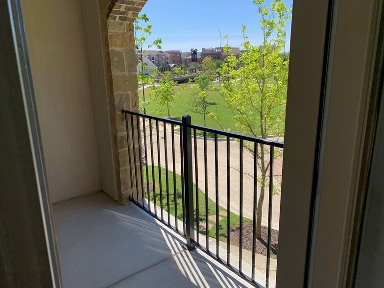 Building Photo - 2420 Holland Grove