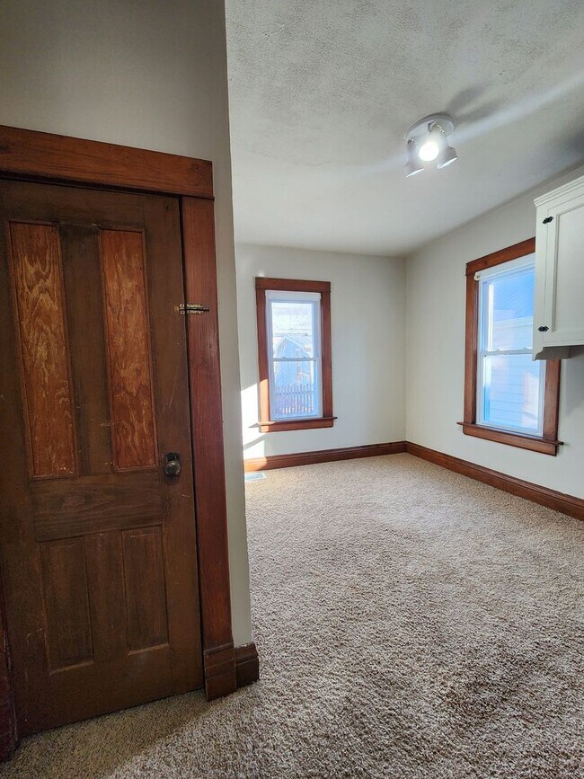 Building Photo - Spacious 3 Bedroom 1.5 Bathroom Home