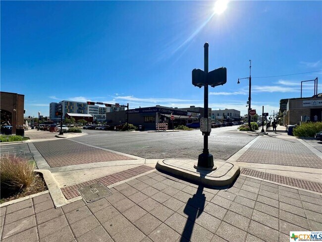 Building Photo - 301 N LBJ Dr