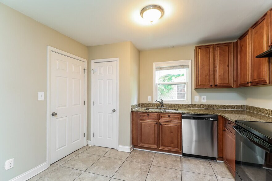 Building Photo - 511 Derrydowne Dr