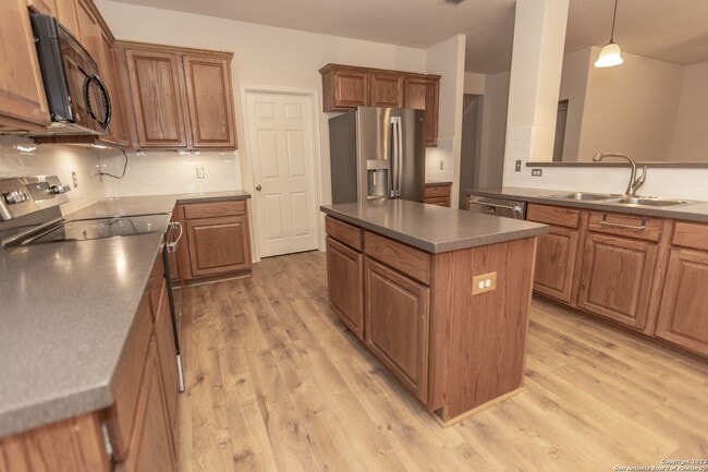 Building Photo - Stunning 5 bedroom 3 full bath home in the...