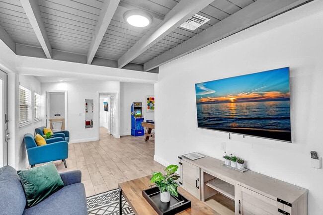 Building Photo - 1568 NE 35th St