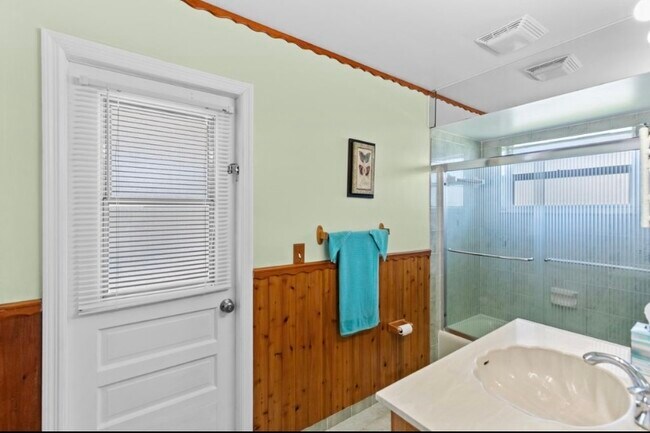 Building Photo - 980 SE Breakwater Ave