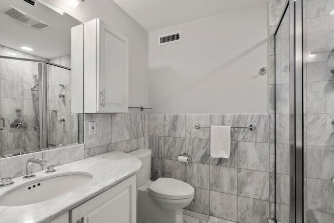 Building Photo - 150 Country Club Rd