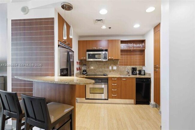 Building Photo - 1395 Brickell Ave