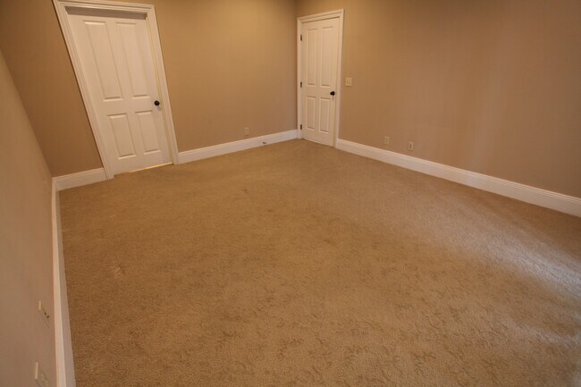 Building Photo - Downtown Auburn Luxury Living – Steps from...