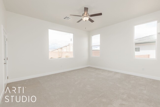 Building Photo - Newer Model Home in Desert Cliffs