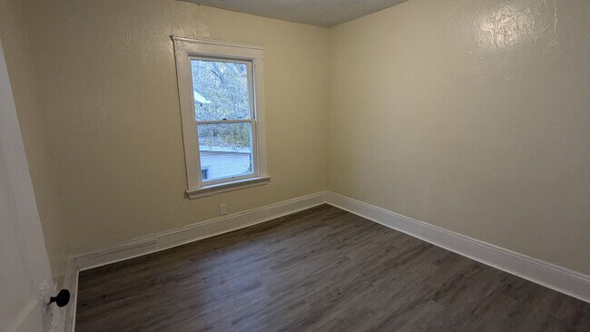 Building Photo - Welcome to this charming 3-bedroom, 1-bathroom home located in the heart of Akron