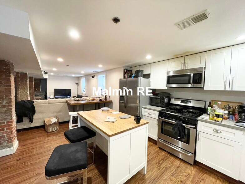 Building Photo - 998 Tremont St