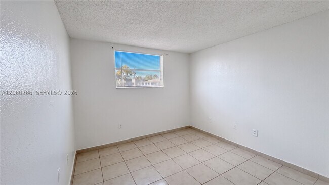 Building Photo - 666 W 81st St
