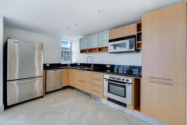 Building Photo - Spacious 3-Bedroom Bayfront Residence in North Bay Village