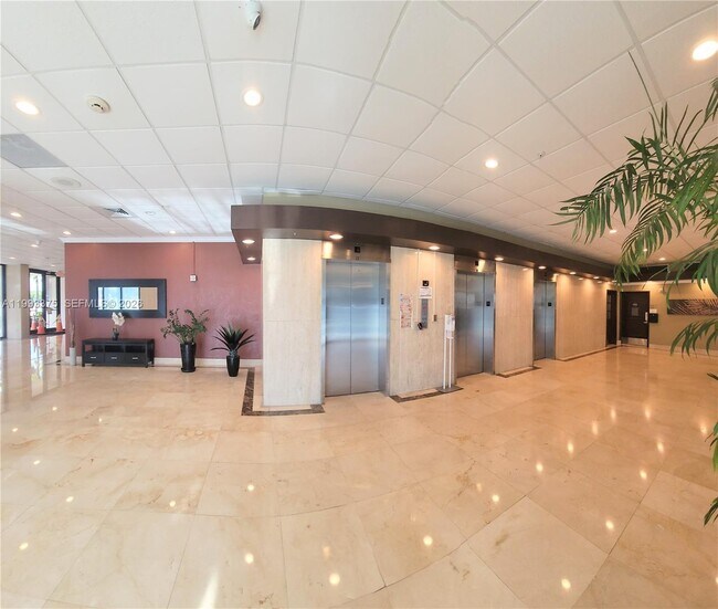 Building Photo - 400 Kings Point Dr