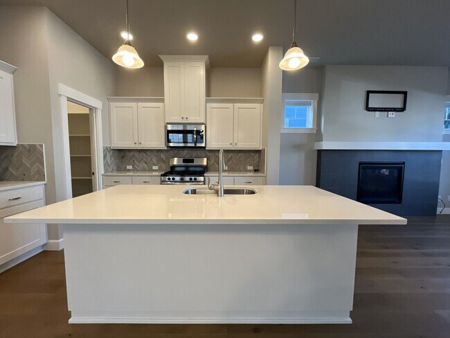 Building Photo - 3-Bedroom Home in Reed’s Crossing with Luxurious Primary Suite & Open Floor Plan, Fireplace, Wash...