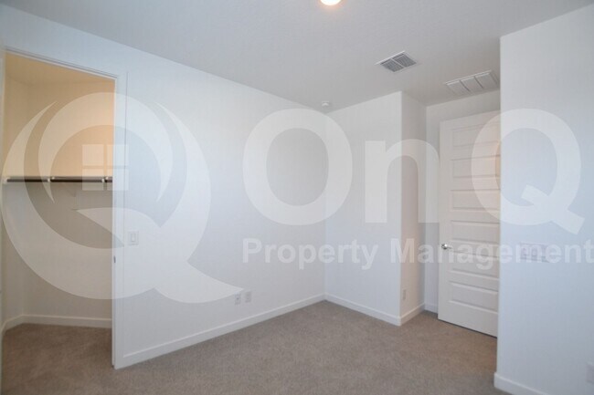 Building Photo - 9213 W Glenrosa Ave