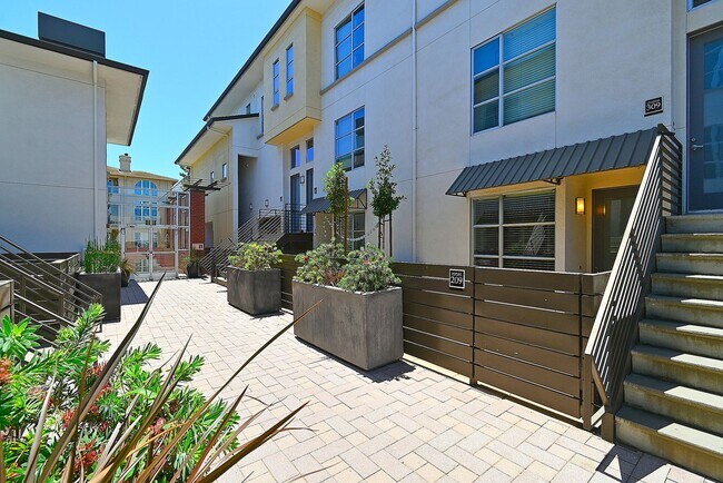 Building Photo - 1 E Julian St