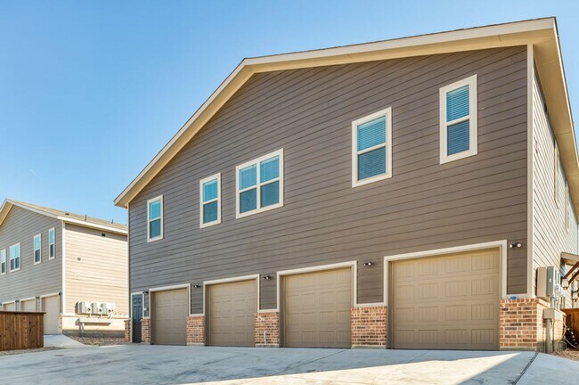 Building Photo - GORGEOUS 2 BEDROOM FOUR PLEX LOCATED IN MIDLOTHIAN ISD!