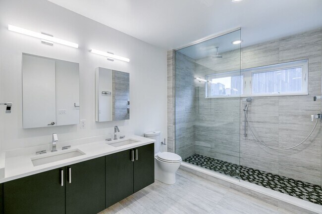 Building Photo - Northern Liberties Townhome with Garage