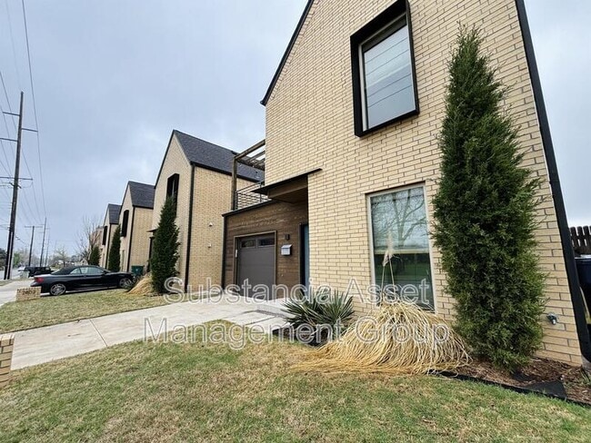 Building Photo - 2800 N McKinley Ave