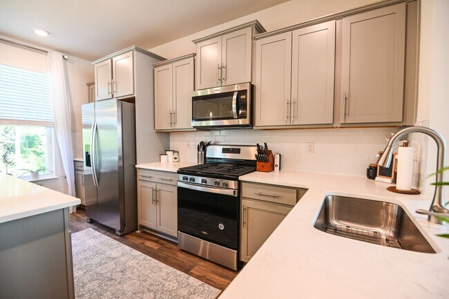 Building Photo - 2047 Hinshaw Dr