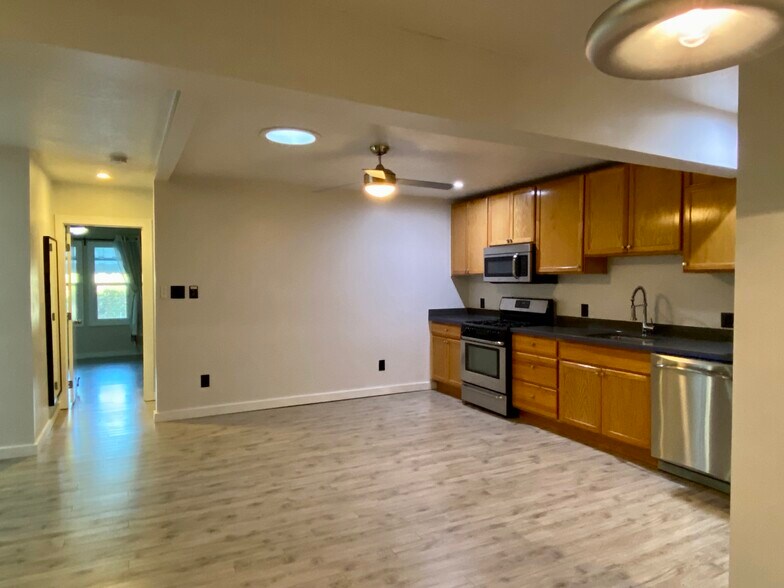 Building Photo - 1043 Sanborn Ave