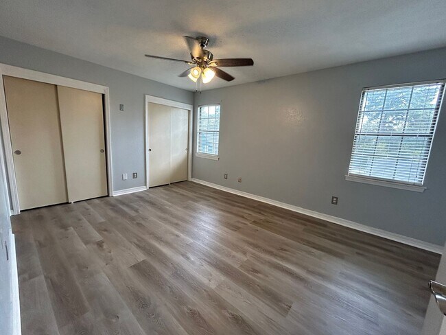 Building Photo - Gorgeous 2-Story Townhouse