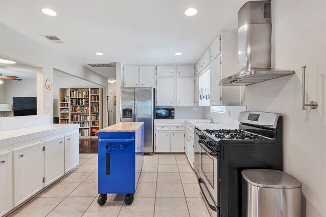 Building Photo - 1715 W St Johns Ave