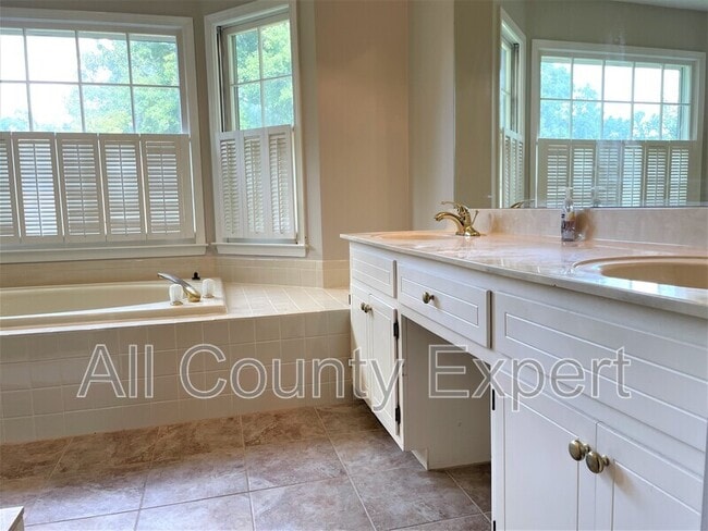 Building Photo - 2470 Valentines Ct