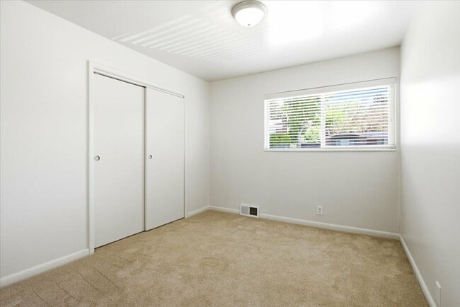 Building Photo - 3036 Sequoia Dr