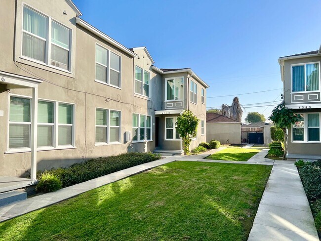 Building Photo - Bright Upstairs End-Unit 1 Bed / 1 Bath with Garage Options in Quiet Bixby Knolls Community