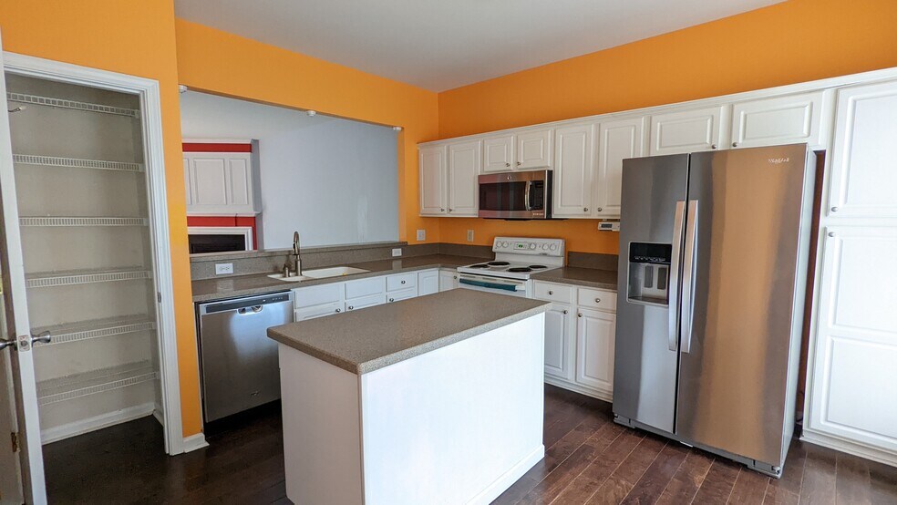 Kitchen with island - 106 Chandler Chase Ct