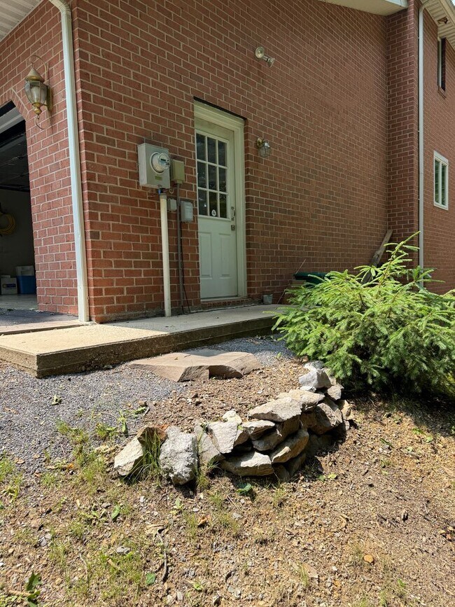 Building Photo - 1531 E Strohm Dr