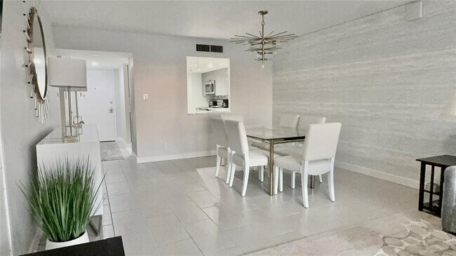 Building Photo - 7400 Sun Island Dr S