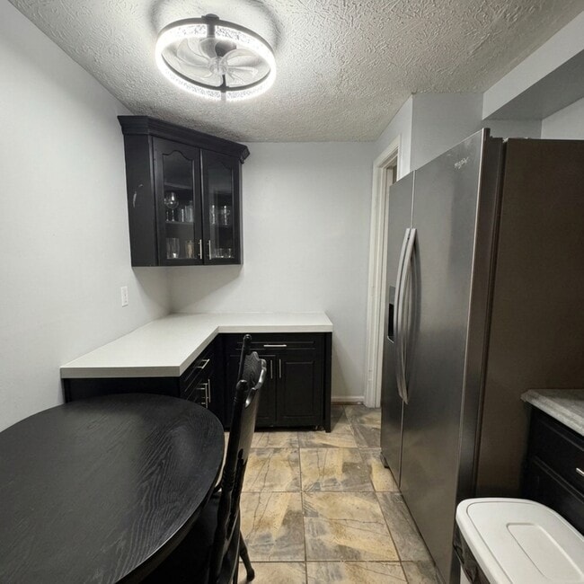 Building Photo - 594 Cascade Way