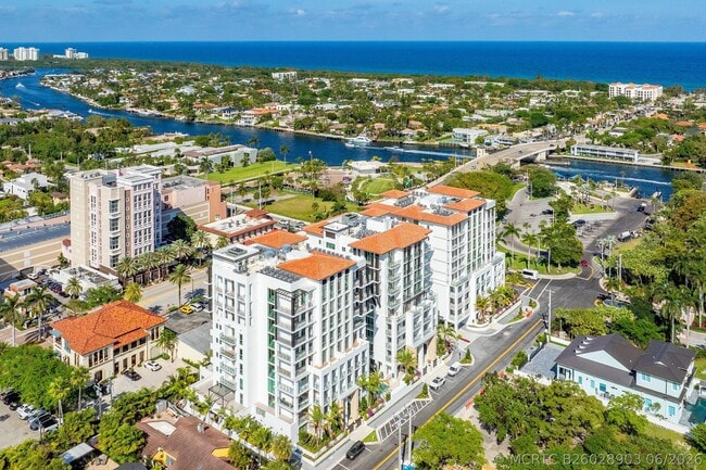 Building Photo - 495 E Royal Palm Rd