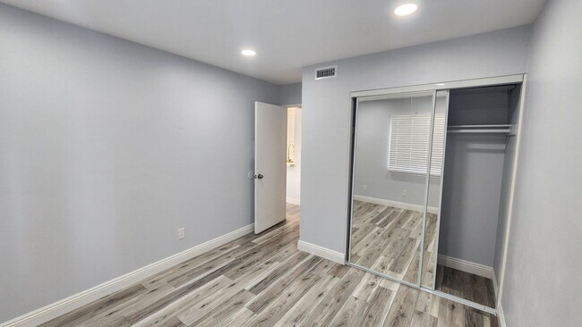 Building Photo - 2047 Lakeridge Cir