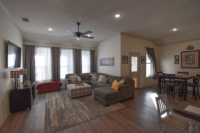 Building Photo - Available! Gorgeous 3 Bedroom 2 Bath in Tyler!