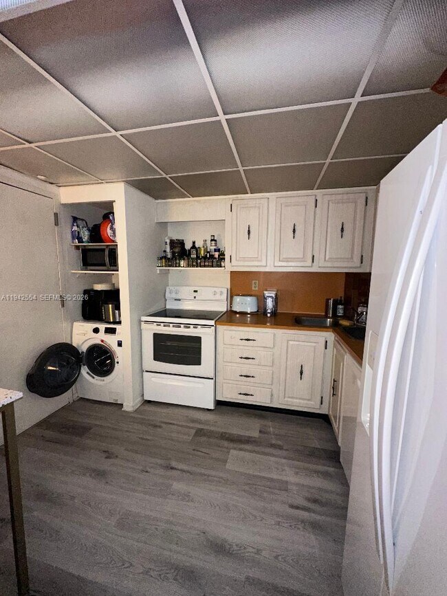 Building Photo - 2333 Brickell Ave