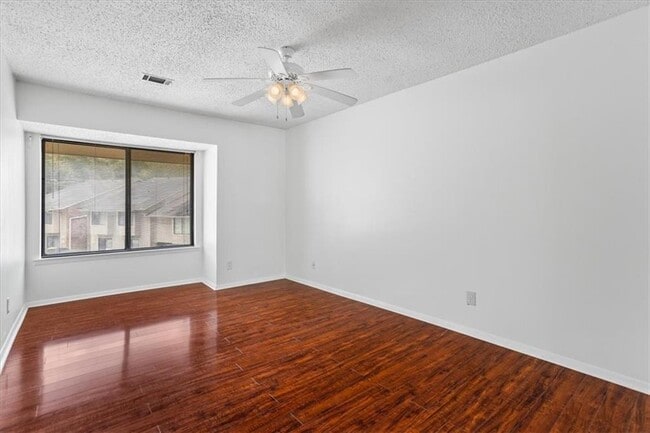 Building Photo - 2205 Surrey Ct