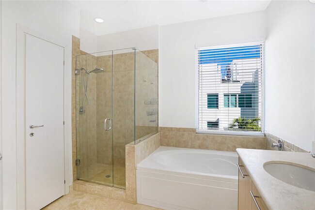 Building Photo - 741 NE 4th Ave