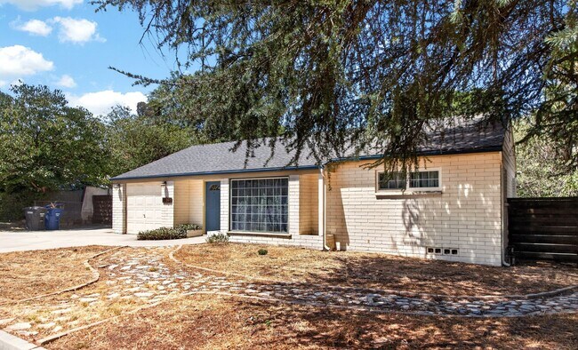 Building Photo - Walk to LLU! Fully-Furnished Updated Single-Story