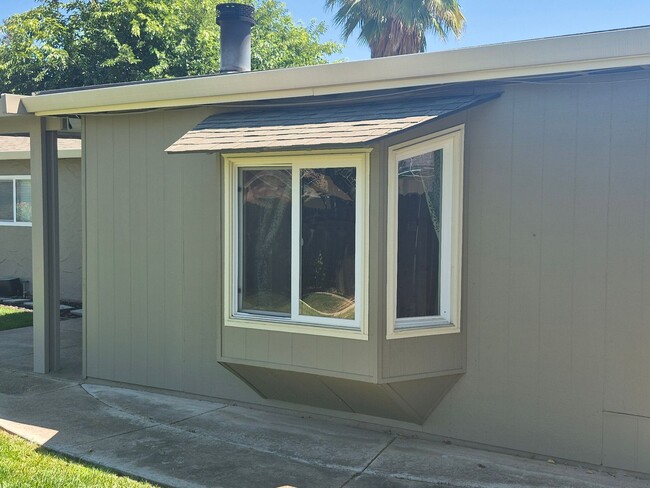 Building Photo - 3 Bedroom Orangevale Home