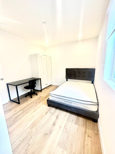 Building Photo - 1543 W 37th Pl