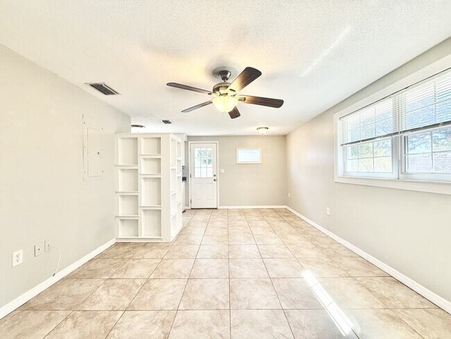 Building Photo - 5852 Monroe St