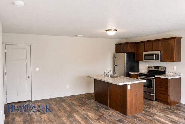 Building Photo - Large Herriman 3 Bed 2 Bath Town Home!