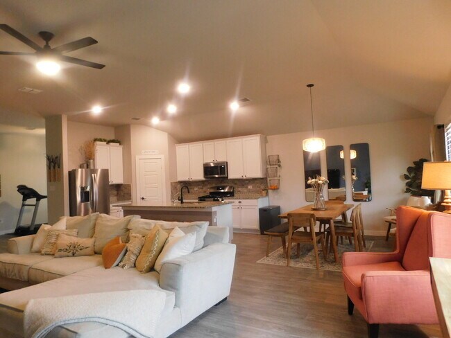 Building Photo - "Spacious 4-Bedroom Gem in San Antonio – Y...