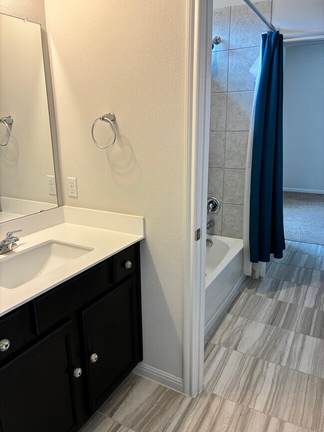 Building Photo - Elegant 6 BR 5 BA Home with Modern Amenities