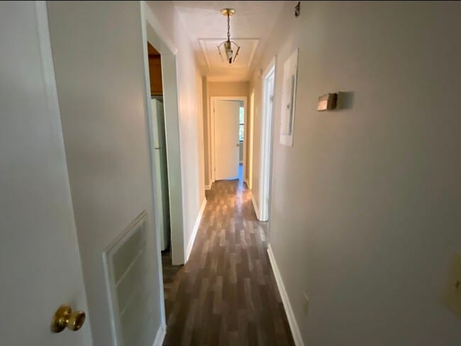 Building Photo - 3 bedroom with 2 bath brick home located i...